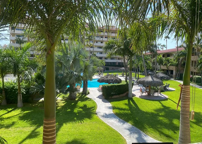 Elegant Pool View W/balcony| Walk| Hot Tub Apartahotel