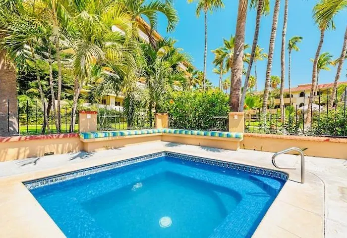 Elegant Pool View W/balcony| Walk| Hot Tub